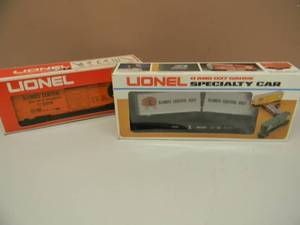 lot 2 image: LIONEL - ILLINOIS CENTRAL SPECIALTY CAR 9285 WITH LIONEL ILLINOIS CENTRAL 9200 BOXCAR - IN ORIGINAL BOXES - GREAT PIECES - SEE PICTURES