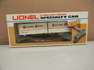 lot 6 image: LIONEL SPECIALTY CAR - SOUTHERN PACIFIC PIGGYBACK WITH TRAILERS 6-9333 - IN ORIGINAL BOX - NICE - GREAT PIECE - SEE PICTURES