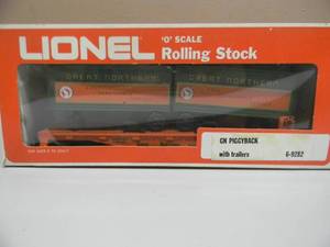 lot 9 image: LIONEL Rolling Stock - GREAT NORTHERN PIGGYBACK WITH TRAILERS 6-9282 - IN ORIGINAL BOX - NICE - GREAT PIECE - SEE PICTURES