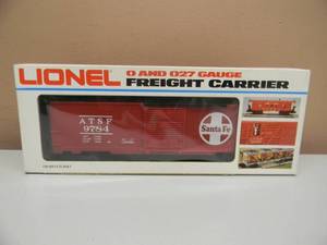 lot 22 image: LIONEL FREIGHT CARRIER - SANTA FE BOX CAR 6-9784 - IN ORIGINAL BOX - NICE - GREAT PIECE - SEE PICTURES
