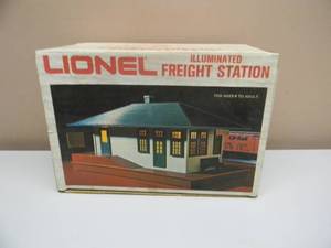 lot 27 image: LIONEL - ILLUMINATED FREIGHT STATION 6-2133 - IN ORIGINAL BOX - NICE - GREAT PIECE - SEE PICTURES