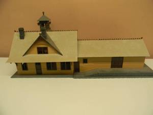 lot 28 image: VINTAGE 1976 LIONEL - RICO STATION 2709 - WITH ASSEMBLY MANUAL - NICE - GREAT PIECE - SEE PICTURES