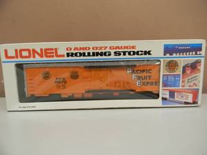 lot 52 image: LIONEL ROLLING STOCK - PACIFIC FRUIT EXPRESS REEFER CAR #6-9872 - IN ORIGINAL BOX - NICE - FANTASTIC PIECE - SEE PICTURES