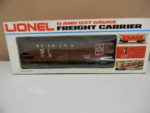 lot 55 image: LIONEL FREIGHT CARRIER - READING OPERATING HOPPER #6-6105 - IN ORIGINAL BOX - NICE - FANTASTIC PIECE - SEE PICTURES