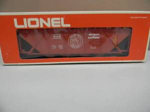 lot 62 image: LIONEL - DETROIT & MACKINAW COVERED HOPPER #6-9119 - IN ORIGINAL BOX - NICE - FANTASTIC PIECE - SEE PICTURES
