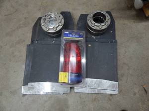 lot 6 image: 4-Mud Flaps, 4-Center Caps, 1-New Tailight From 2001 Ford F-250