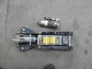 lot 19 image: 2-12 Ton Service Jack & 4 Ton Bottle Jack No Handles