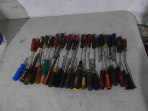 lot 43 image: Large Assortment Of Screw Drivers