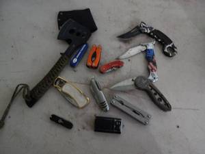 lot 74 image: Assorted Pocket Knives