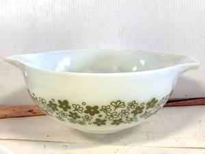 Vintage Pyrex Crazy Daisy 2.5 Quart Bowl