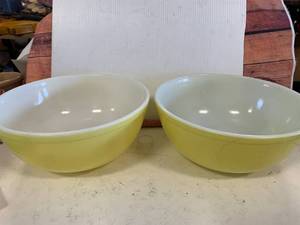 Lot of 2 Pyrex Primary Yellow 4 Quart Bowls
