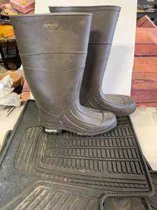 New Made in USA Servus Boots Size 8 & Floor Mats