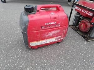 lot 39 image: Honda EU2000i Gas Generator