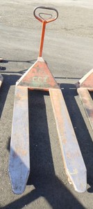 lot 16 image: Magnum Pallet Jack