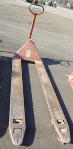 lot 17 image: Magnum Pallet Jack