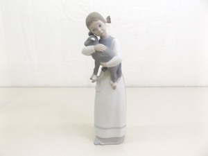 Lladro Matte Girl with Lamb #1010