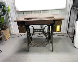 lot 105 image: Antique Singer Sewing Machine