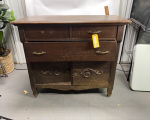lot 102 image: Antique Dresser