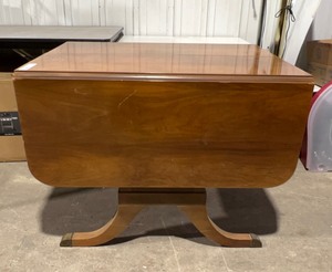 lot 9 image: Dining Table