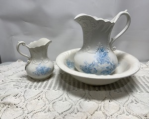 lot 382 image: Antique Wash Basin & Pitcher
