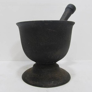 lot 11 image: Large Old Vintage Heavy Cast Iron Mortar & Pestle Set