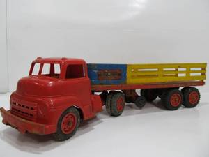 lot 31 image: Large Vintage WYANDOTTE Truck & Trailer