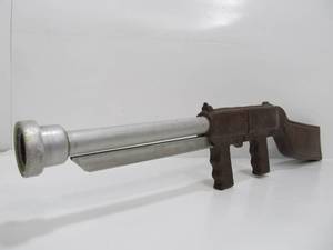 lot 32 image: Vintage 1960s era Newell Airfire Sub-Machine Gun toy