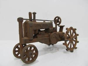 lot 46 image: Cast Iron JOHN DEERE Toy Tractor