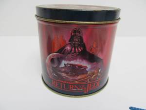 lot 107 image: Vintage 1983 STAR WARS Tin Full of Original Action Figure Weapons