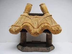 lot 111 image: Fantastic Unused Vintage Handmade Robert Baker Thatch Birdhouse