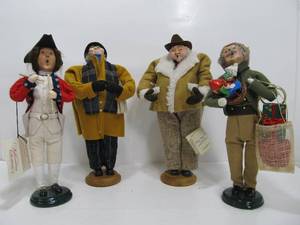 lot 255 image: Group of 4 Byers Choice Christmas Carolers