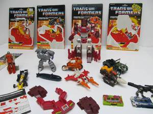 lot 221 image: Great Lot of Vintage 80s TRANSFORMERS wCards