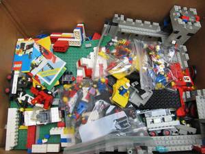 lot 222 image: Great Lot of 80s-90s era Legos