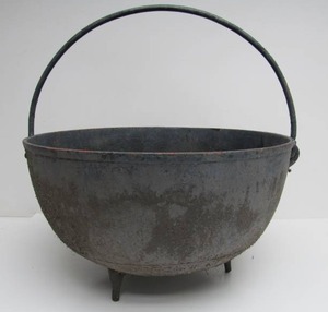 lot 227 image: Large Old Vintage 3-Legged Cast Iron Cauldron