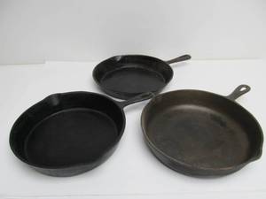 lot 230 image: Nice Group of 3 Old Vintage Cast Iron Skillets