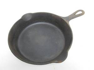 lot 232 image: Vintage GRISWOLD No. 5 Cast Iron Skillet - 724H