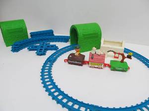 lot 164 image: Vintage 1970s PEANUTS Toy Train Set