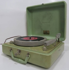 lot 83 image: Mid Century Avocado Green TRAVLER Portable Turntable Model 7070