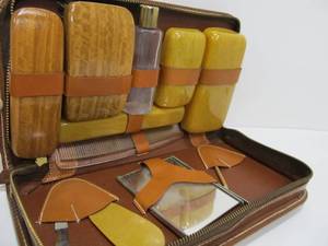 lot 129 image: Nice Vintage Lucite etc Travel Grooming Kit