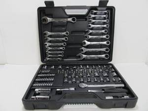 lot 211 image: Large Socket & Wrench Set wCase