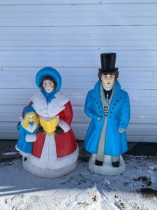 lot 316 image: Vintage Dicken Carolers Christmas Blow Mold Set