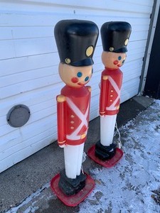 lot 317 image: Pair of 31 Toy Soldiers Christmas Blow Mold Set