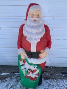 lot 319 image: Vintage EMPIRE Santa Claus Blow Mold Lawn Decoration