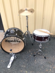 lot 6 image: 3-Piece Drum Set