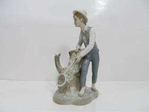 lot 308 image: Vintage Butterfly Catcher Laphin Spain Large Porcelain Figurine 11
