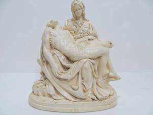 lot 309 image: Vintage Michelangelos Pieta Mother Mary Holding Jesus Statue Figurine 8