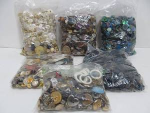 lot 274 image: Large Lot of Vintage & Antique Buttons