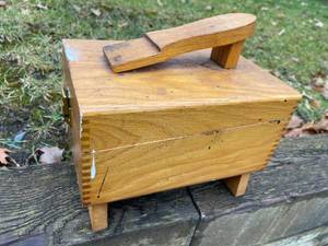 lot 106 image: Vintage Griffin Shinemaster Shoe Shine Box