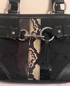 lot 37 image: Classy Coach Handbag