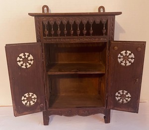 lot 39 image: Petite Vintage Wooden Wall Mount Cabinet